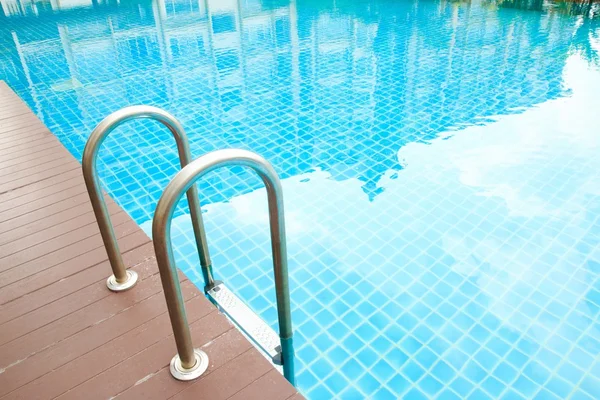 Una refrescante piscina azul con escalera en condominio — Foto de Stock