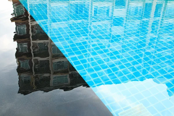 Une piscine bleue rafraîchissante en copropriété — Photo