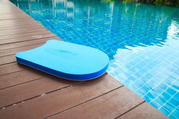 Kick Board en azul Piscina — Foto de Stock