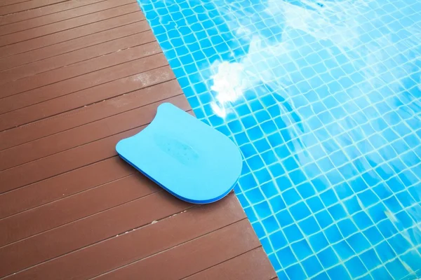 Kick Board en azul Piscina — Foto de Stock