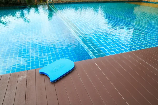Board in blauwe zwembad kick — Stockfoto