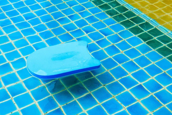 Kick Board w niebieski basen — Zdjęcie stockowe