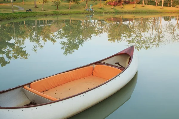 Barcos en el lago en verano —  Fotos de Stock