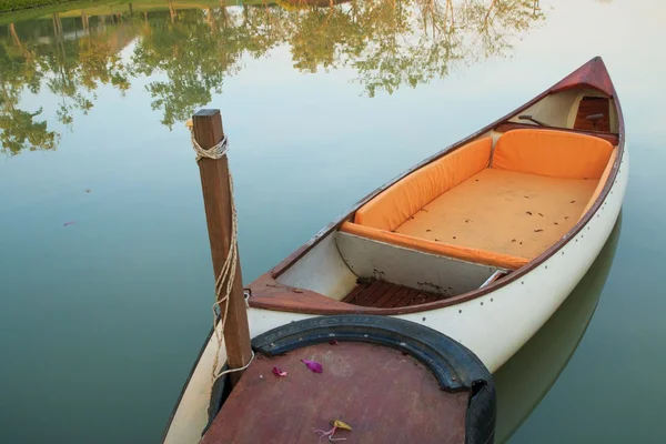 Boats on the lake in summer — Stock Photo, Image