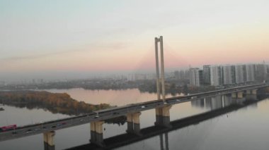 Ukrayna 'nın Kyiv kentindeki Güney Köprüsü' nün çember görüntüsü.