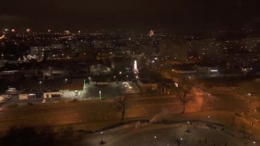 Krakow 'un muhteşem yeni yıl havai fişekleriyle çekilmiş robot görüntüleri. Renkli patlamalar gökyüzünü aydınlatacak ve bayram havası yaratacak. Kutlamalar, turizm, kentsel etkinlikler ve hava içeriği için ideal.