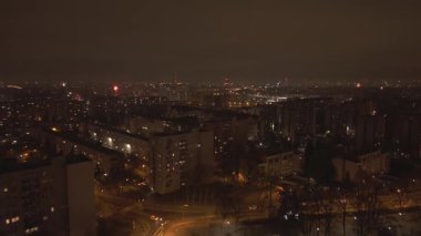 Yeni yıl kutlamaları sırasında Krakow 'u havai fişeklerle izlemek. Şehrin silueti üzerinde renkli havai fişekler bayram atmosferi yaratır. Yeni Yıl, kutlama, seyahat, turizm ve kentsel etkinlik kavramları için ideal.