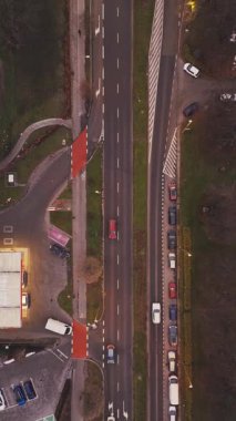 Krakow 'da kar yağmayan bir kış akşamının dikey hava aracı görüntüleri. Sokak lambalarıyla aydınlatılmış şehir sokakları sakin ve atmosferik bir şehir manzarası yaratıyor. Kentsel, trafik, şehir manzarası ve dikey hava görüntüleri için ideal.