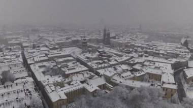 Krakow Pazar Meydanı 'na kışın gündüz insansız hava aracı yaklaşımı.