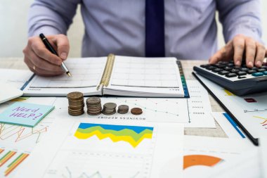 Ofis işadamı bozuk para kullanarak şirket karlarını analiz ediyor. İş Analizi ve Strateji Konsepti
