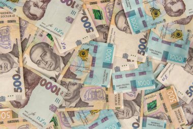 Masada 1000 tane 500 UAH banknotunun arkaplanı var. Para ve tasarruf konsepti. Finansal geçmiş. Hryvnia 