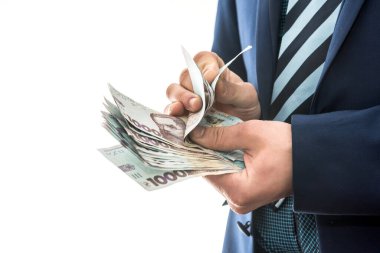 Takım elbiseli adam kar sayıyor. Erkeklerin elleri Hryvnia 'yı dönüştürür. 1000 yeni banknot, Ukrayna parası