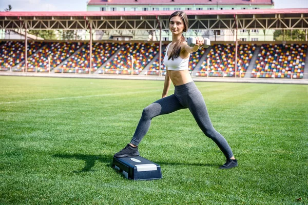 Sport Och Fitness Koncept Kvinna Gör Övningar Utanför Grönt Gräs — Stockfoto