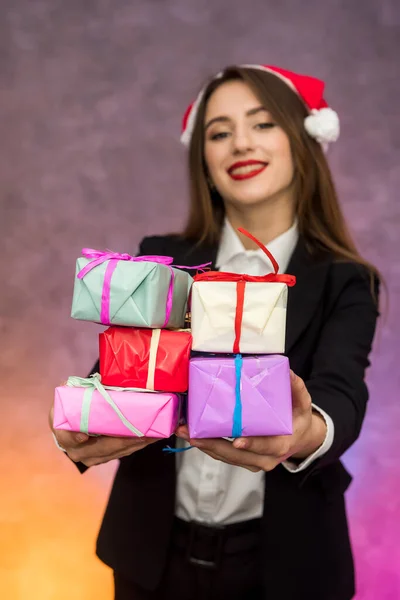 Koncept Vánočních Dárků Krásná Žena Drží Barevné Dárkové Krabice — Stock fotografie