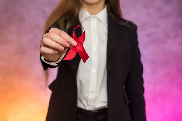Aids Kavramı Elinde Kırmızı Kurdele Tutan Bir Kadın Yaklaş — Stok fotoğraf