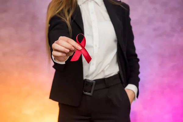 Aids Kavramı Elinde Kırmızı Kurdele Tutan Bir Kadın Yaklaş — Stok fotoğraf