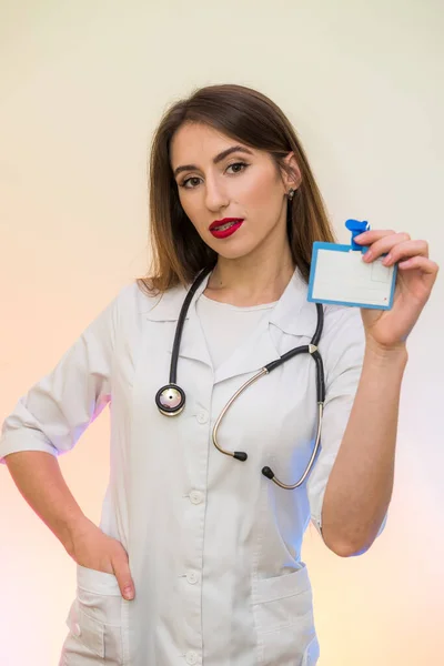 Wesoły Atrakcyjny Lekarz Mundurze Medycznym Pozujący Stetoskopem Odznaką Szpitalu — Zdjęcie stockowe