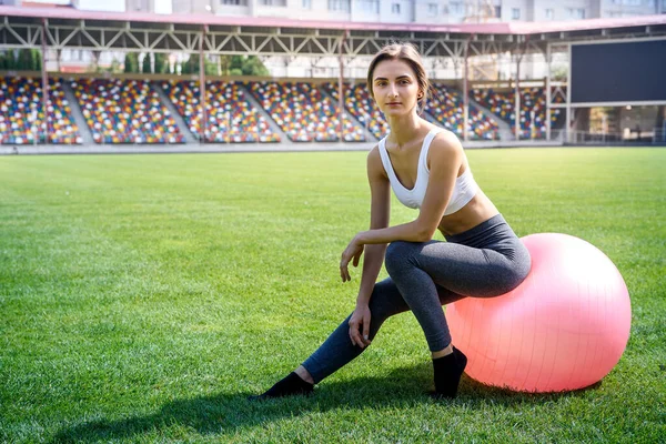 Sport Kvinna Med Fitball Träning Utomhus Grönt Gräs — Stockfoto