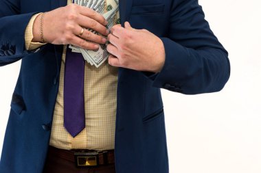 İş adamı rüşvet alır ve dolarları ceket cebine saklar. Erkeklerin elinde para, yasadışı zenginlik. Yozlaşma