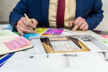 Modern yenileme için ev yapımı taslak ve renk örneğiyle ofiste tasarımcılık yapıyorum. mimarlık projesi