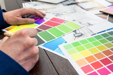 İş adamı yenilemeden sonra modern dairesinin rengini seçer. Renk paletli ev çizimi