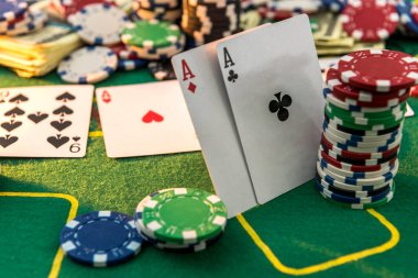 Bir sürü poker kartı ve çipleri olan bir oyun masası manzarası. kumarhane oyunu