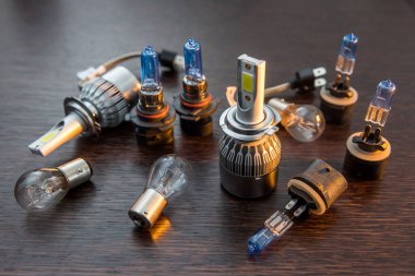 Siyah arka planda far parçaları için çeşitli elektrikli ampuller. Birçok yeni 12V araba filament diod halojen lambalar liderliğindeydi.