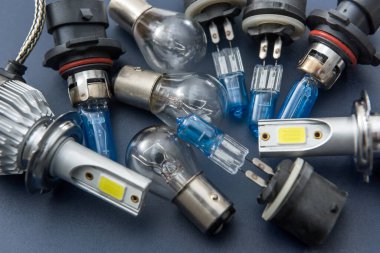 Farlar için ampuller. Karanlık arka planda modern teknoloji olarak otomatik elektrikli lamba. Vechile halojen ampullerini kapat