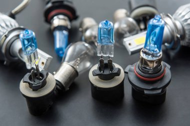 Karanlık arka planda yeni ışık halojen araba ampulleri, yedek araç farları. Otomatik olarak ışık. 