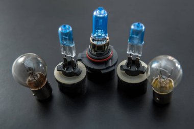 Karanlık arka planda yeni ışık halojen araba ampulleri, yedek araç farları. Otomatik olarak ışık. 