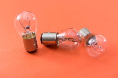 Elektrik ampulü arka planda izole edildi. Araba farları için ekipman, teknoloji