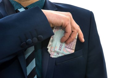 İş adamı rüşvet olarak bir paket Ukrayna parası alıyor ve cebinde ceketiyle saklanıyor. Yozlaşma ve hile. - Evet. 1000 yeni banknot