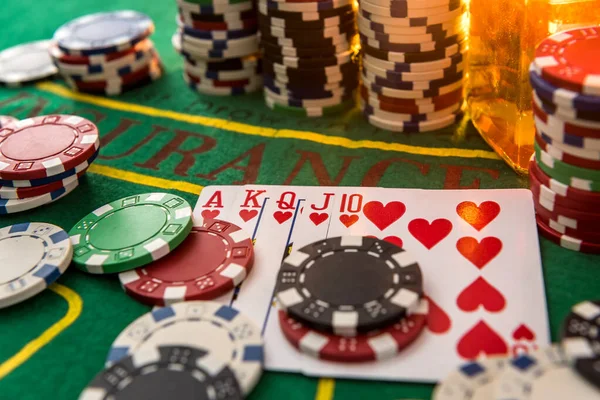 Cartões Poker Fichas Casino Por Whisky Mesa Poker Verde — Fotografia de Stock