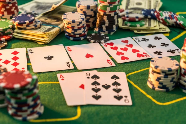 Diferente Sobre Fichas Poker Custo Com Cartas Baralho Dólares Americanos — Fotografia de Stock