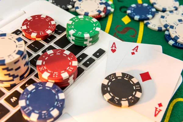 Hepsi de çipler, kartlar ve dizüstü bilgisayarla oynanan başarılı online poker oyunu için. Evle internet üzerinden oyna ve para kazan