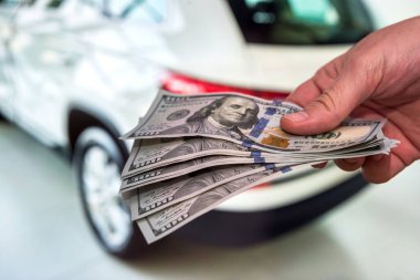Adam bir arabayı almak ya da tamir etmek için bir dolar verir. Yeni modern otomobil satın alma kavramı