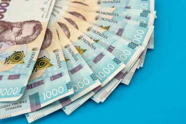 - Evet. Ukrayna 'nın parası 1000 Hryvnia, Ukrayna banknotu mavi arka planda izole edildi