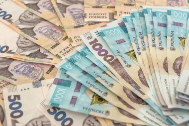 Tasarım için Ukrayna parasıyla arka plan. - Evet. Yeni banknotlar 500 ve 1000. Tasarruf kavramı