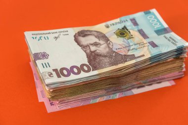 2020 'nin yeni 1000 banknotu, Ukrayna parası turuncu üzerinde izole edilmiş. kavramı kaydet. 
