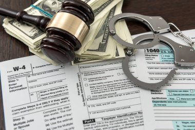 Vergi formu konsepti. Federal Vergi 'de duran kelepçe tokmağıyla para.