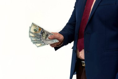 Bir ürün ya da hizmet satın alan ya da kiralayan, dolar veren, beyaza izole edilmiş bir iş adamı. Erkek el rüşvet teklif ediyor.