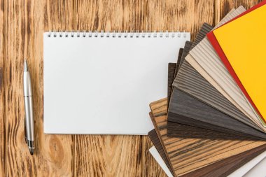 Yeni tasarım için ahşap zemin kataloğu olan boş not defteri. Eviniz. İç dekorasyon için plank lamine koleksiyonu