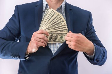 Takım elbiseli bir iş adamının çok parası var, izole edilmiş. Finans kavramı