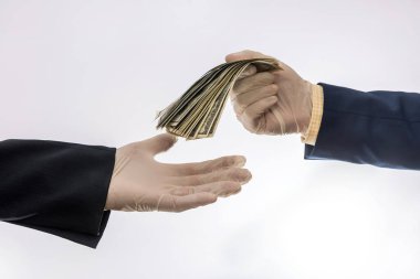 Korunmak için iki el sıhhiye eldiveni ya da Amerikan doları veriyor, karantina dönemi covid19