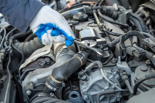 Otomobil Tamircisi Araba Tamirinde Ingiliz Anahtarıyla Çalışıyor Yakın Plan — Stok fotoğraf