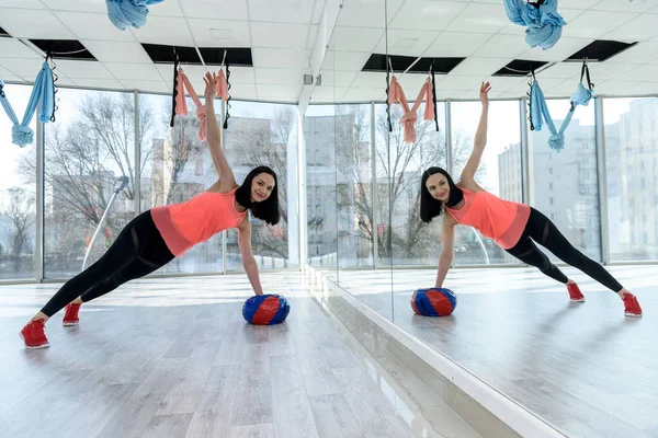 Mulher Fazendo Exercício Prancha Ginásio Com Bola — Fotografia de Stock