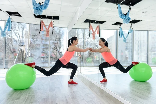 Fitnesssport Für Junge Frauen Die Fitnessstudio Mit Fitnessball Trainieren Weibliches — Stockfoto