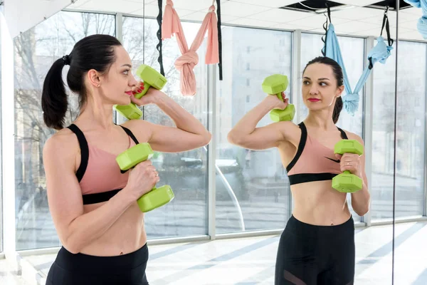 Jovem Esportiva Com Halteres Fazendo Exercícios Ginásio Treino Corpo Fitness — Fotografia de Stock