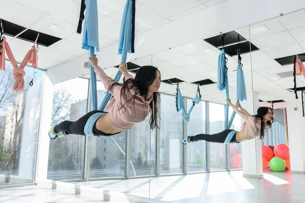 Junge Frau Macht Übungen Mit Fliegendem Yoga — Stockfoto