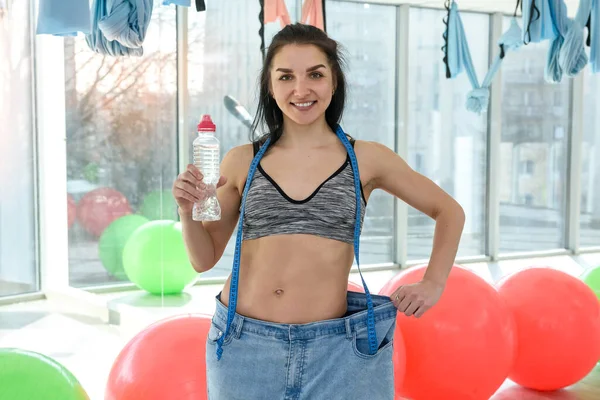 Smal Ung Attraktiv Kvinna Med Flaska Vatten Och Visar Resultatet — Stockfoto
